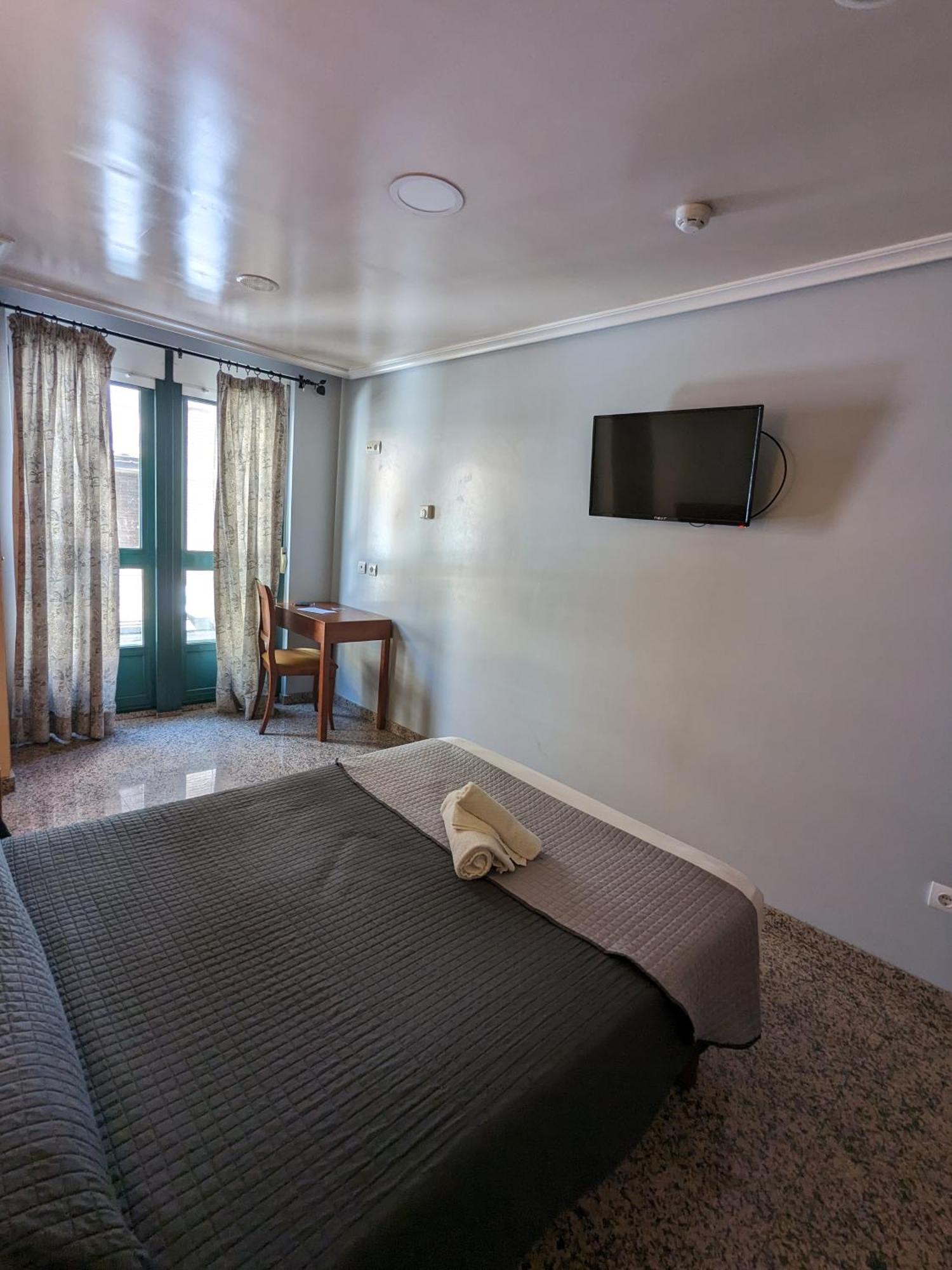 H. O Lar Hotel O Barco de Valdeorras Bagian luar foto